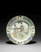 GRAND PLAT EN PORCELAINE FAMILLE VERTE, CHINE, DYNASTIE QING, ÉPOQUE KANGXI (1662-1722)