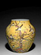 VASE EN PORCELAINE À FOND JAUNE, CHINE, DYNASTIE QING, ÉPOQUE GUANGXU (1875-1908) OU DÉBUT DU XXe SIÈCLE