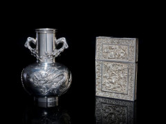 UN PETIT VASE EN ARGENT, CHINE, CANTON, CIRCA 1880 ET UN ETUI À CARTES EN ARGENT FILIGRANE, CHINE, DÉBUT DU XXe SIÈCLE