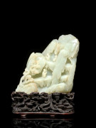 ROCHER EN JADE CÉLADON PÂLE SCULPTÉ, CHINE