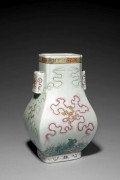 VASE HU EN PORCELAINE CÉLADON ET EMAILLÉE, CHINE, DYNASTIE QING, ÉPOQUE GUANGXU (1875-1908)