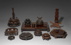 LOT DE QUARANTE-UN SOCLE EN BOIS, CHINE