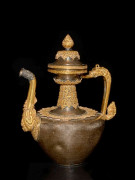 VERSEUSE COUVERTE EN MÉTAL ARGENTÉ ET BRONZE DORÉ, TIBET, XIXe SIÈCLE