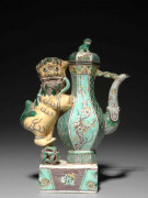 VERSEUSE EN PORCELAINE EMAILLÉE JAUNE, VERT ET AUBERGINE, CHINE, DYNASTIE QING, XIXe SIÈCLE