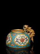 GODET À EAU EN BRONZE DORÉ ET ÉMAUX CLOISONNÉS, CHINE, DYNASTIE QING, ÉPOQUE QIANLONG (1736-1795)