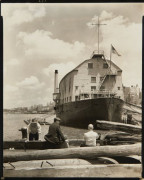 Berenice ABBOTT 1898-1991 Changing New-York, USS Illinois and Wharf: Armory for Naval Reserves, West 135th Street Pier - 1937 Épreuv...