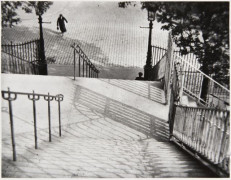 André KERTESZ (1894-1985) Montmartre - 1926 Épreuve argentique (c. 1970)