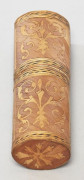 BEL ETUI de section ovale à bouts plats entièrement décoré en marqueterie de paille à motifs d'enroulements, acanthes teintée blond...