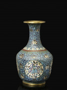 VASE EN BRONZE DORÉ ET ÉMAUX CLOISONNÉS, CHINE, DYNASTIE QING, XIXe SIÈCLE