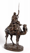 Emile PINEDO (1840-1916) Vedette au désert, représentant un guerrier arabe sur un dromadaire Bronze à patine médaille. Titré,...