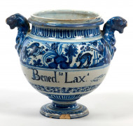 VASE à deux anses, décor floral bleu et manganèse animé d'oiseaux et inscription "Bened. Lax. A". Haut.: 24,5 cm. Petit éclat, resta...