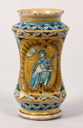 ALBAREL à décor polychrome d'un saint dans un médaillon. Haut.: 26 cm. Fêles au col et au pied. PALERME, XVIIème siècle. Provena...