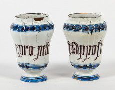 PAIRE DE POTS balustres à décor de frises de laurier bleues, inscriptions "Ongvent appostol" et "Mercure pro pein". Haut.: 16 cm. Eg...