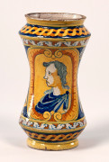 ALBAREL à décor polychrome d'un portrait, de trophées, et marqué SPQP dans un cartouche. Haut.: 24 cm. Petits fêles. PALERME, XVII...