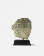 FRAGMENT DE VASE EN FAÏENCE VERT PÂLE, ÉGYPTE, ÉPOQUE PTOLÉMAÏQUE