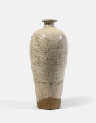 VASE MEIPING EN GRÈS ÉMAILLÉ CRÈME ET DÉCOR SGRAFFITO, CIZHOU, CHINE, DYNASTIE SONG (960-1279)