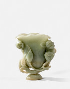 VASE EN JADE CÉLADON SCULPTÉ, CHINE, DYNASTIE QING, XIXe SIÈCLE