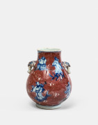 PETIT VASE EN PORCELAINE BLEU BLANC ET ROUGE DE CUIVRE, CHINE, XVIIIe-XIXe SIÈCLE