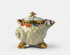 POT COUVERT EN PORCELAINE CÉLADON, ROUGE ET BLEUE, JAPON, XIXe SIÈCLE En forme de coquillage, à monture en bronze doré, les trois pieds