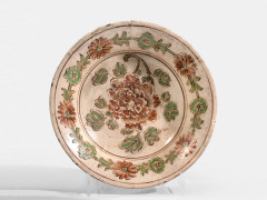 PETIT PLAT EN GRÈS ÉMAILLÉ POLYCHROME, CHINE, CIZHOU, DYNASTIE YUAN MING (1279-1644)