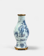 VASE EN FAÏENCE BLEU-BLANC DE NEVERS, XVIIe SIÈCLE