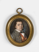 Ecole du XVIIIe siècle  Portrait d'homme à la veste brune, ruban orangé et jaune Miniature de forme ovale