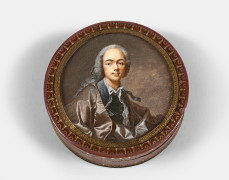 Ecole du XVIIIe siècle  Portrait d'homme en perruque longue à la veste grise, chemise à col ouvert, drapé dans un manteau brun Minia...