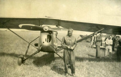 PHOTOGRAPHIE Régina Wincza Retirage sur papier, représentant la voltigeuse des années 30 Régina Wincza, devant son Morane-Saulnier 340