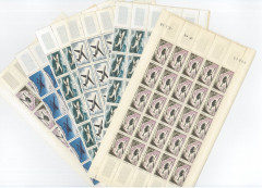 FRANCE - Poste aérienne. Ensemble de bonnes valeurs et séries des années 1949 à 1964, en blocs, demi feuilles et feuilles complètes....