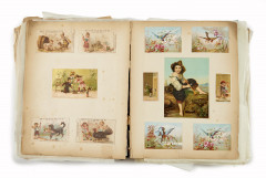 CHROMOS. Album contenant des chromos publicitaires dont du Bon Marché" avec des grands découpis thématiques, vers 1870 - 1880.