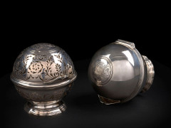 PAIRE DE BOULES À SAVON ET À EPONGE EN ARGENT Par Antoine-Gaspard Lorette ou Loret, Paris, 1771