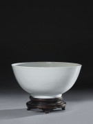 BOL EN PORCELAINE BLANC DE CHINE, CHINE, DYNASTIE QING, ÉPOQUE KANGXI (1662-1722)