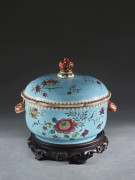 TERRINE COUVERTE EN PORCELAINE SURDÉCORÉE, CHINE, DYNASTIE QING, XVIIIE SIÈCLE