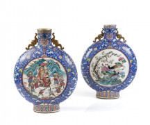 PAIRE DE GRANDES GOURDES EN PORCELAINE FAMILLE ROSE, CHINE, XXe SIÈCLE