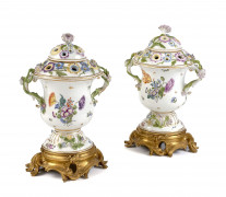 PAIRE DE VASES COUVERTS FORMANT POT POURRI EN PORCELAINE DE MEISSEN DU XVIIIe SIÈCLE, VERS 1755