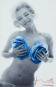 Bert STERN 1929-2013 Marilyn Monroe - Blue Wink Roses The Last Sitting - 1962  Épreuve pigmentaire Iris (2012)