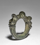 BRACELET ARTICULÉ EN BRONZE ARGENTIFÈRE, LURISTAN, VERS LE 8e SIÈCLE AV.J.C.