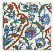 CARREAU AU DÉCOR FLORAL ET AU RUBAN FESTONNÉ, IZNIK, ART OTTOMAN, FIN DU 16e-DÉBUT 17e SIÈCLE