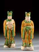 DEUX STATUETTES DE DIGNITAIRES REPRÉSENTANT LES SIGNES DU ZODIAQUE EN TERRE CUITE EMAILLÉE VERT ET JAUNE, CHINE, DYNASTIE MING (1368...