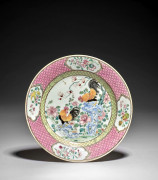 ASSIETTE EN PORCELAINE FAMILLE ROSE, CHINE, DYNASTIE QING, XVIIIe SIÈCLE