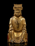 STATUETTE DE DIGNITAIRE EN BOIS LAQUÉ OR, CHINE, FIN DU XIXe - DÉBUT DU XXe SIÈCLE