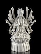 STATUETTE D'AVALOKITESVARA EN PORCELAINE BLANC DE CHINE, CHINE, DYNASTIE QING, XIXe SIÈCLE