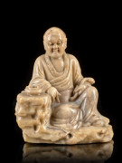 STATUETTE DE LUOHAN EN STÉATITE, CHINE, DYNASTIE QING, XVIIIe SIÈCLE