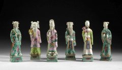 SIX STATUETTES D'IMMORTELS EN PORCELAINE FAMILLE ROSE, CHINE, DYNASTIE QING, ÉPOQUE JIAQING (1796-1820)