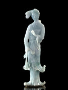 STATUETTE DE FEMME EN JADÉITE, CHINE, DÉBUT DU XXe SIÈCLE