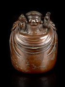 BOÎTE COUVERTE EN BRONZE, JAPON, ÉPOQUE MEIJI, FIN DU XIXe SIÈCLE