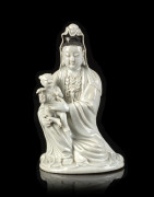 STATUETTE DE GUANYIN ET ENFANT EN PORCELAINE BLANC DE CHINE, CHINE, DYNASTIE QING, FIN DU XIXe SIÈCLE