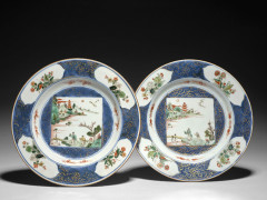 PAIRE D'ASSIETTES EN PORCELAINE FAMILLE VERTE, CHINE, DYNASTIE QING, XVIIIe SIÈCLE