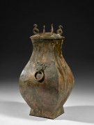 VASE COUVERT EN BRONZE HU, CHINE, ÉPOQUE HAN (206 AV. J.C. -220 AP. J.C.)