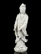 STATUE DE GUANYIN EN PORCELAINE BLANC DE CHINE, CHINE, DYNASTIE QING, FIN DU XIXe SIÈCLE